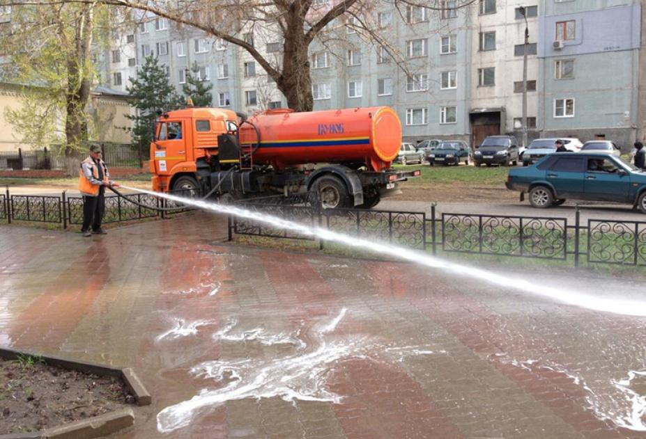 Мыть двор. Поливальная машина в городе. Мойка дорог. Поливалка улиц. Машина которая поливает дороги.